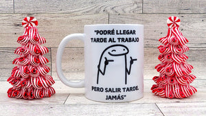 Taza de cerámica con frase divertida 'Podré Llegar Tarde al Trabajo, Pero Salir Tarde, Jamás'. Regalo original y práctico.